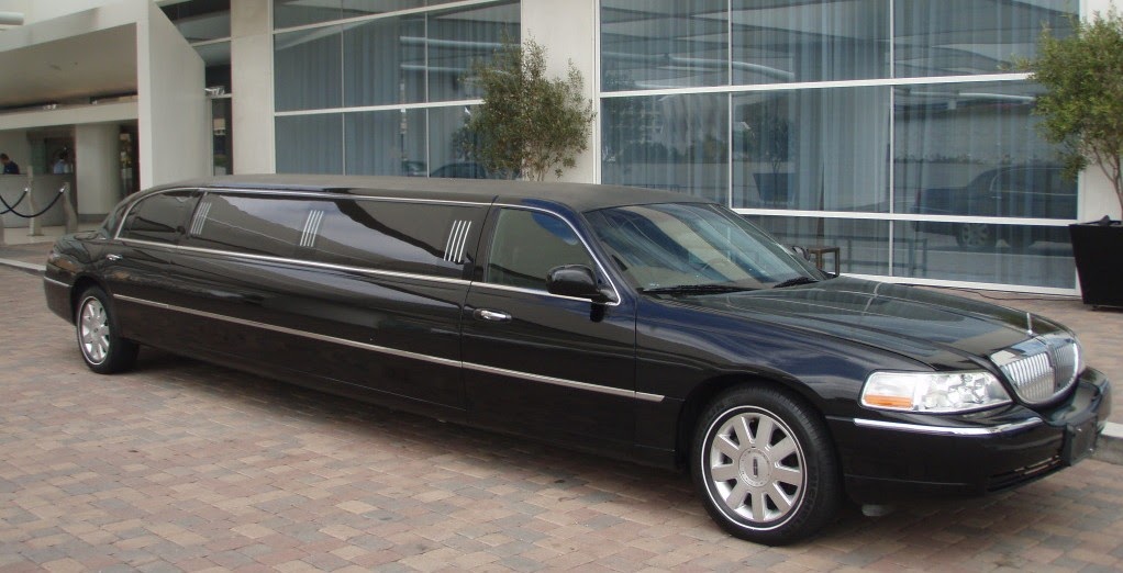 black lincoln towncar limo